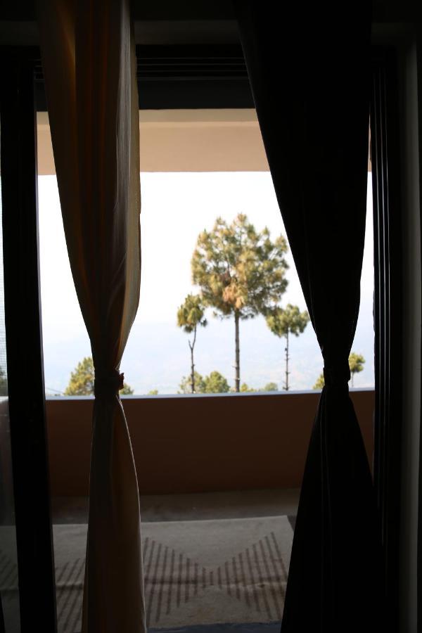 אלמורה The Buransh Inn מראה חיצוני תמונה