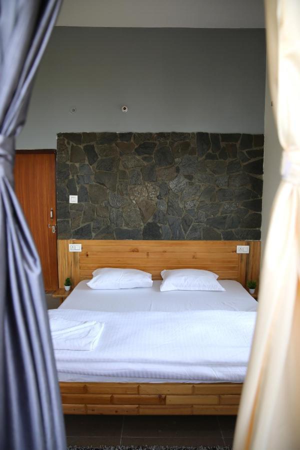 אלמורה The Buransh Inn מראה חיצוני תמונה