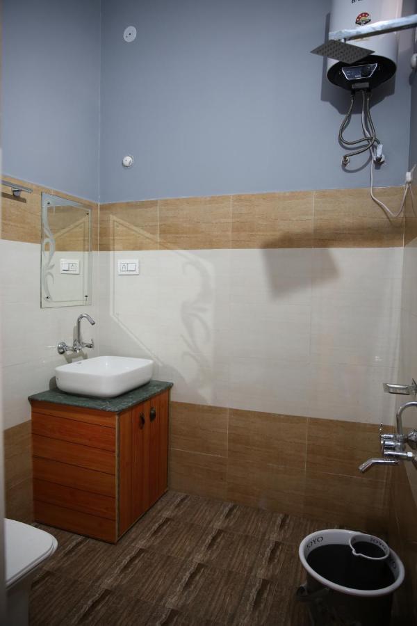 אלמורה The Buransh Inn מראה חיצוני תמונה