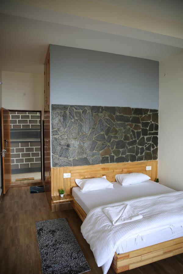 אלמורה The Buransh Inn מראה חיצוני תמונה
