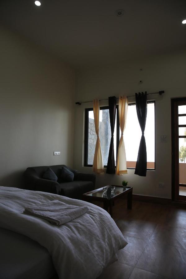 אלמורה The Buransh Inn מראה חיצוני תמונה
